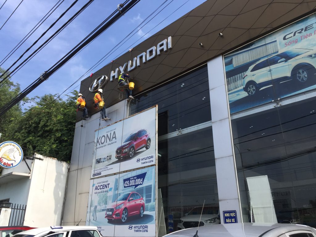Dịch vụ lau kính showroom ô tô Hyundai Bình Dương