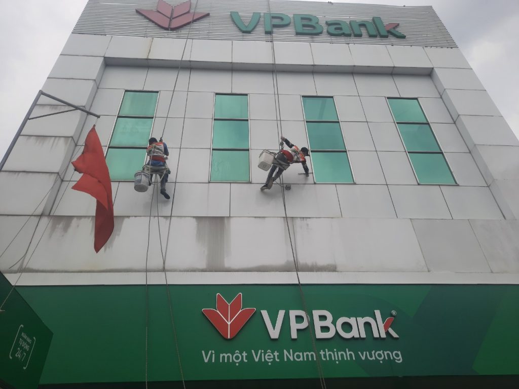 Dịch vụ lau kính ngân hàng VPBank Bình Dương