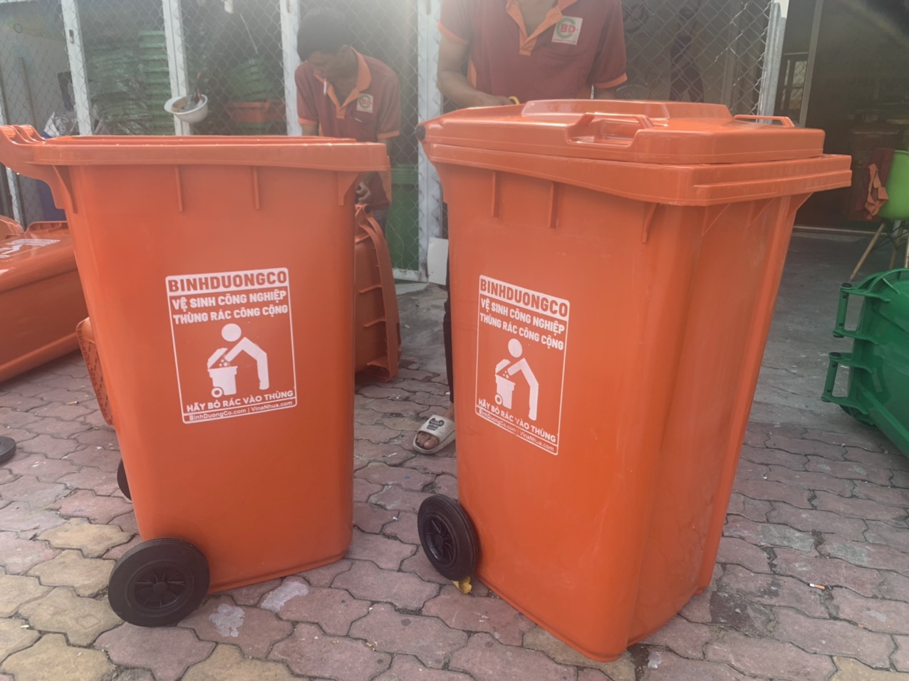 Ý nghĩa của thùng rác nhựa màu cam