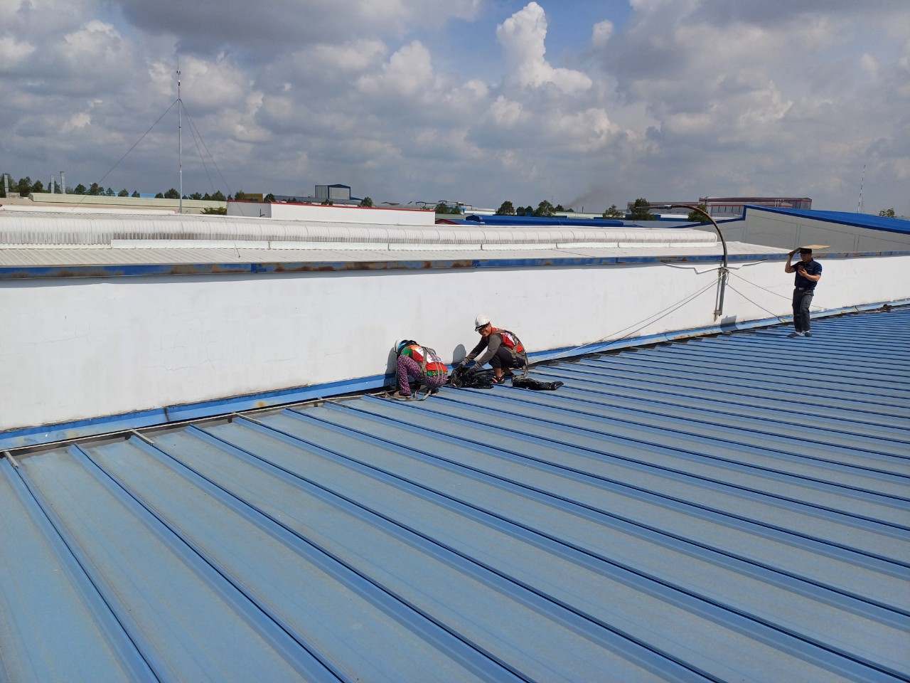 Dịch Vụ Vệ Sinh Mái Nhà Xưởng Tại Bình Dương