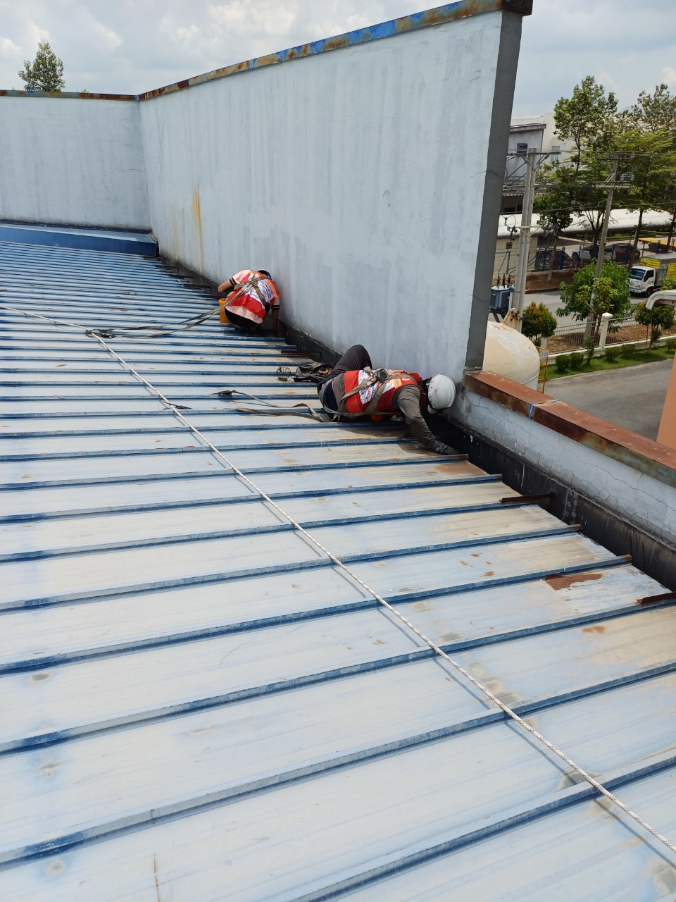 Dịch Vụ Vệ Sinh Mái Nhà Xưởng Tại Bình Dương