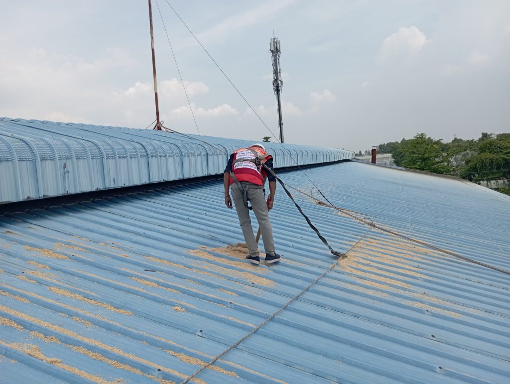 dịch vụ vệ sinh mái nhà xưởng