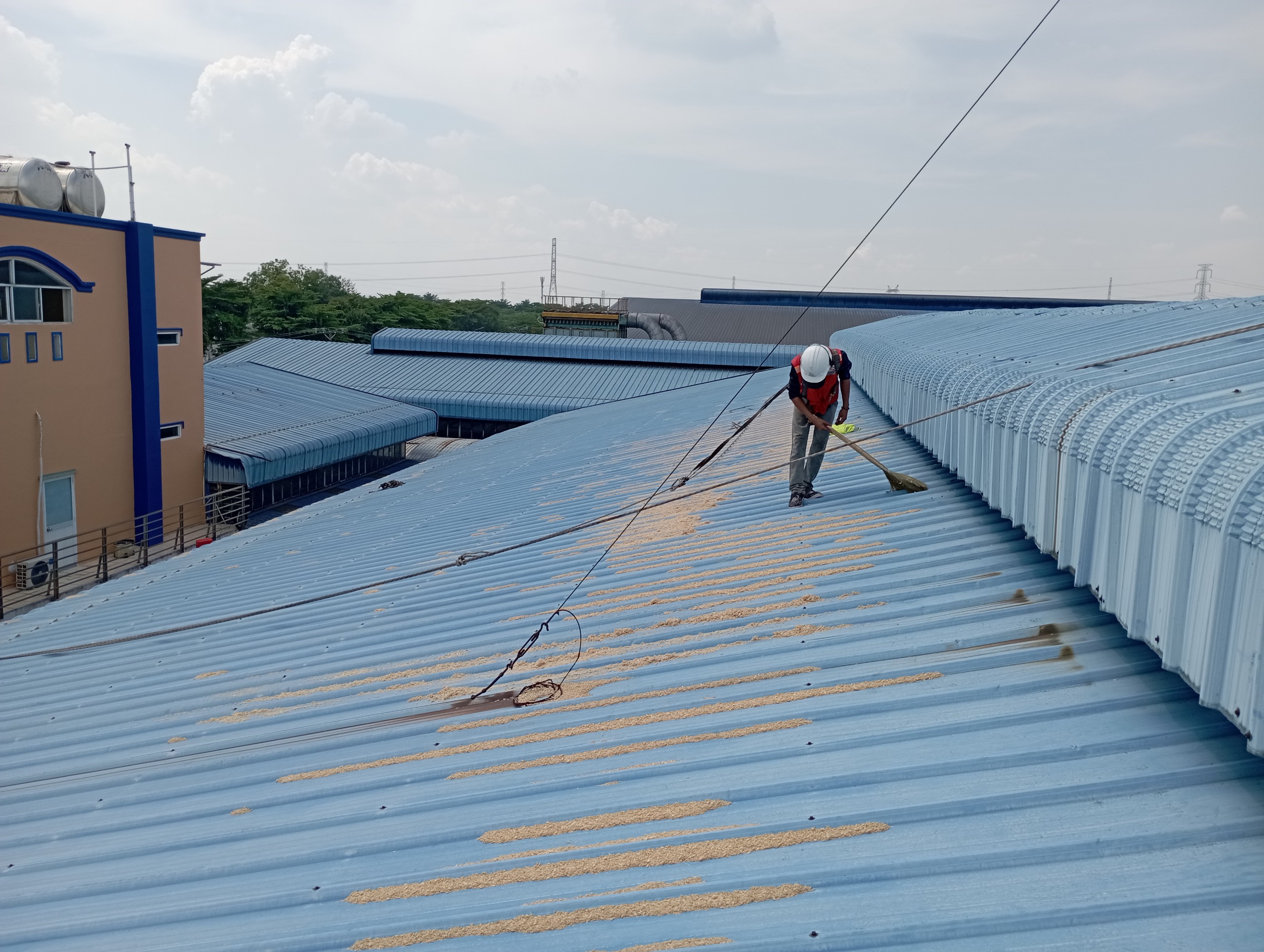 Dịch Vụ Vệ Sinh Mái Nhà Xưởng