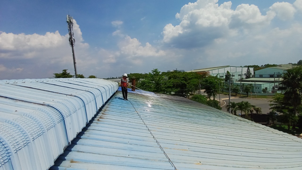 Dịch Vụ Vệ Sinh Mái Nhà Xưởng