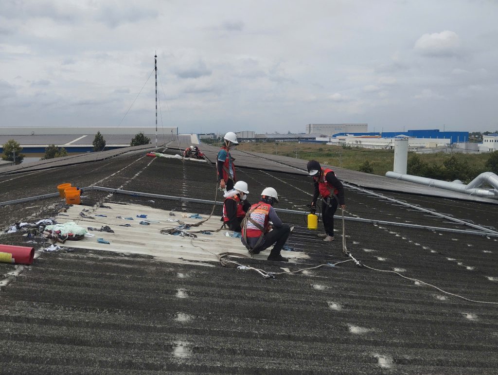 Thi công vệ sinh dầu nhớt xỉ than trên mái nhà xưởng