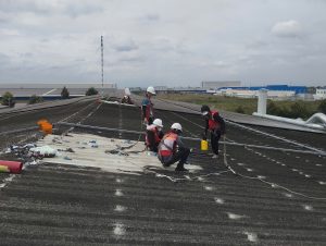 Thi công vệ sinh dầu nhớt xỉ than trên mái nhà xưởng