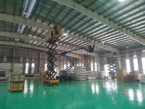 Dịch Vụ Vệ Sinh Quét Mạng Nhện Nhà Xưởng Bằng Xe Nâng Người