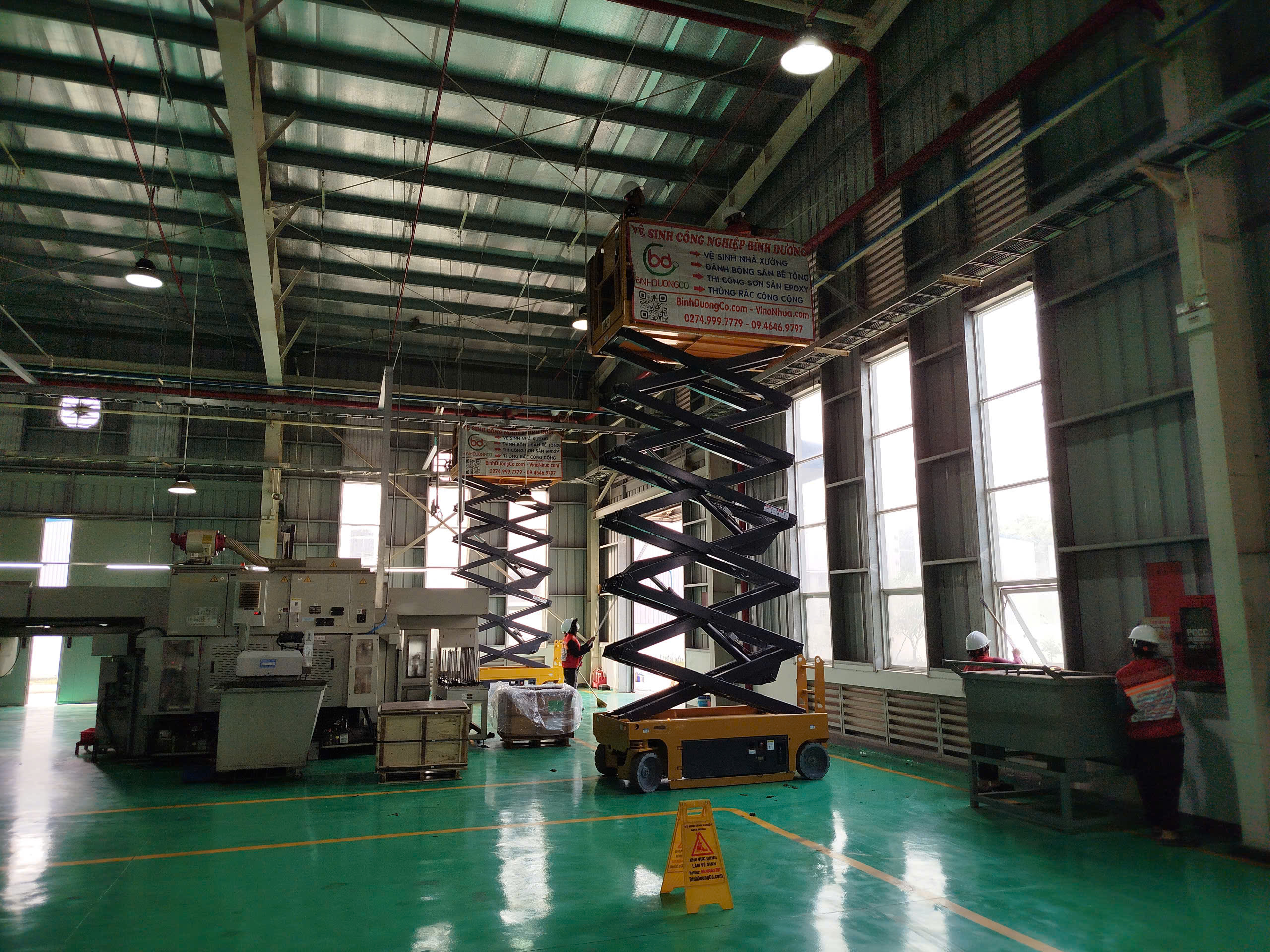 Dịch vụ vệ sinh trần nhà xưởng bằng xe nâng người