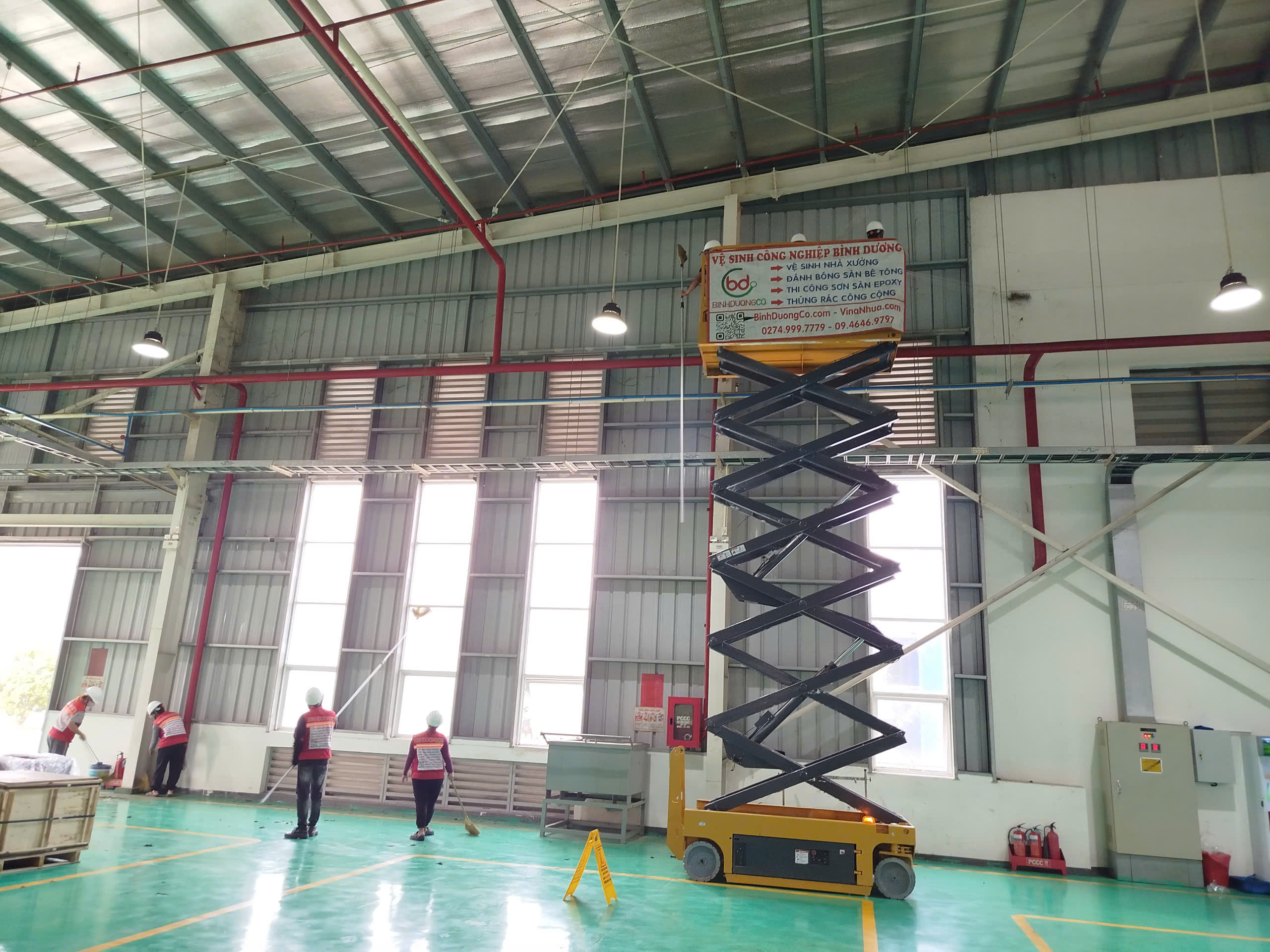 Dịch vụ vệ sinh trần nhà xưởng bằng xe nâng người