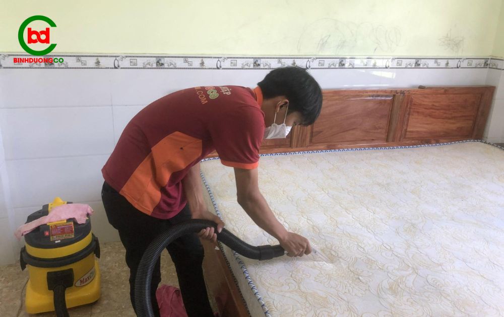 hút bụi chuyên sâu bằng máy công nghiệp