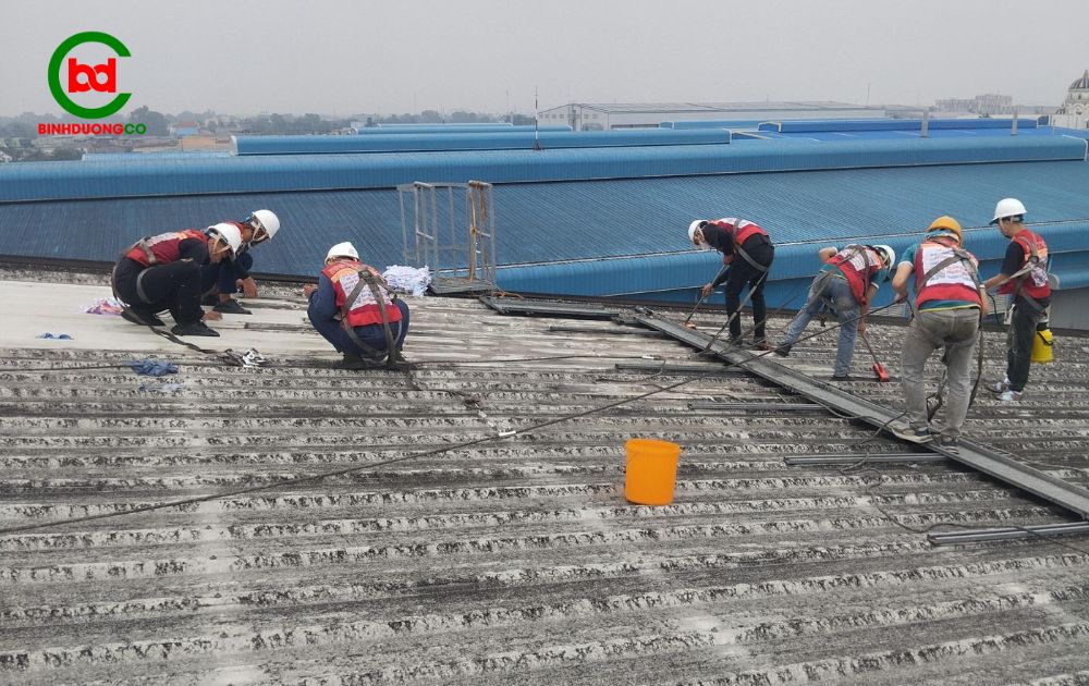 quy trình vệ sinh mái nhà xưởng chuyên nghiệp và an toàn