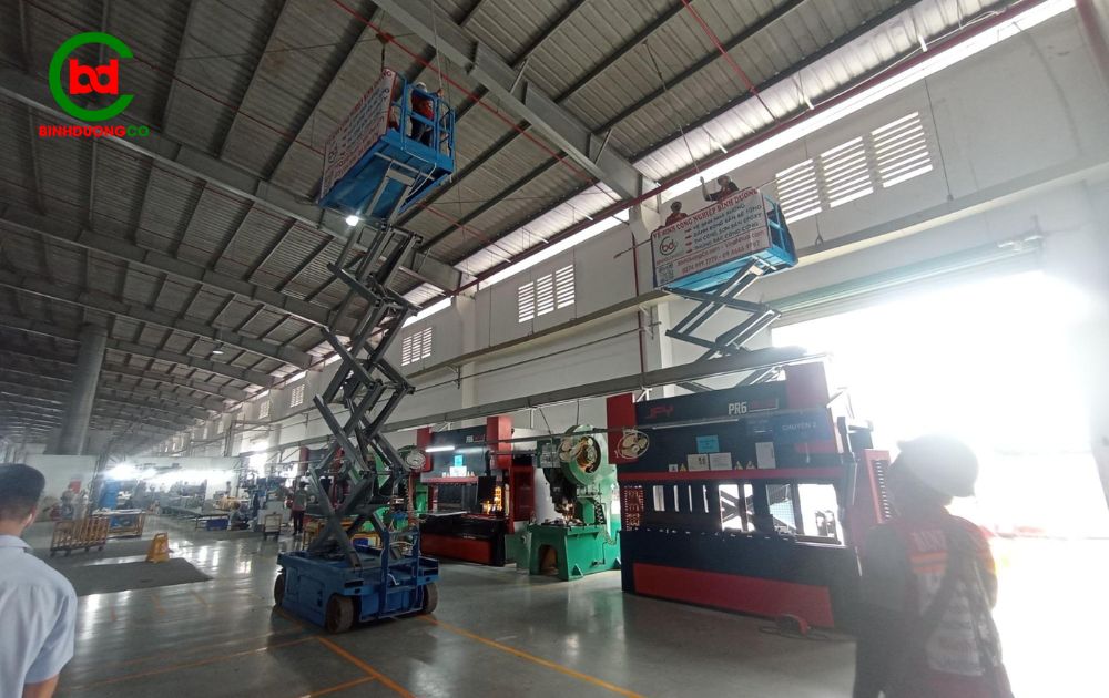 vệ sinh trần nhà xưởng