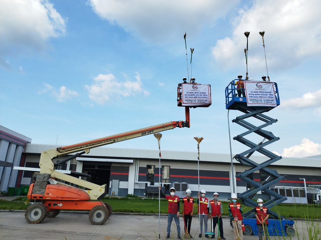 Vệ Sinh Nhà Xưởng Trên Cao Bằng Xe Nâng Người