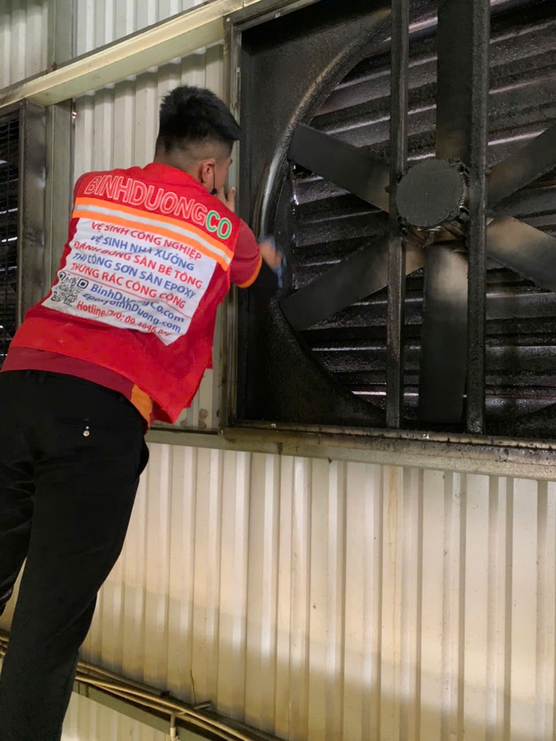 Vệ sinh quạt thông gió nhà xưởng