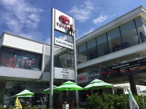 Vệ Sinh Đu Dây Lau Kính Showroom Ô Tô TOYOTA Bình Dương