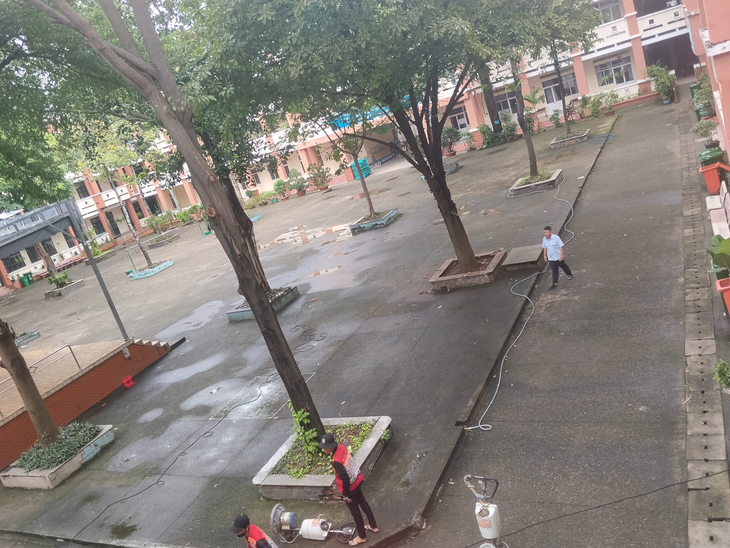 Thi Công Vệ Sinh Công Nghiệp Tẩy Rong Rêu Sân Trường THPT Nguyễn Hữu Huân – Thủ Đức – TPHCM