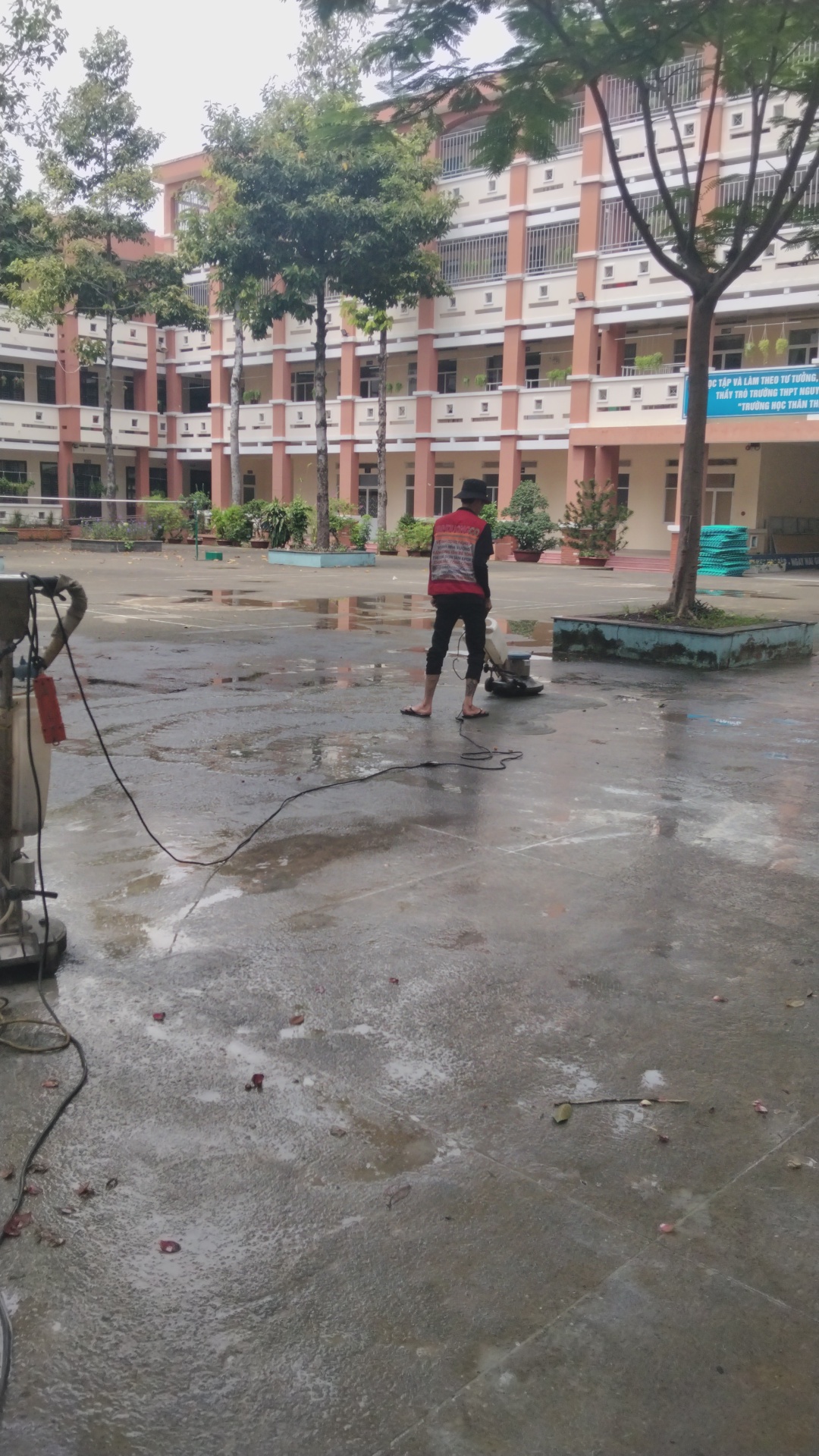 Thi Công Vệ Sinh Công Nghiệp Tẩy Rong Rêu Sân Trường THPT Nguyễn Hữu Huân – Thủ Đức – TPHCM