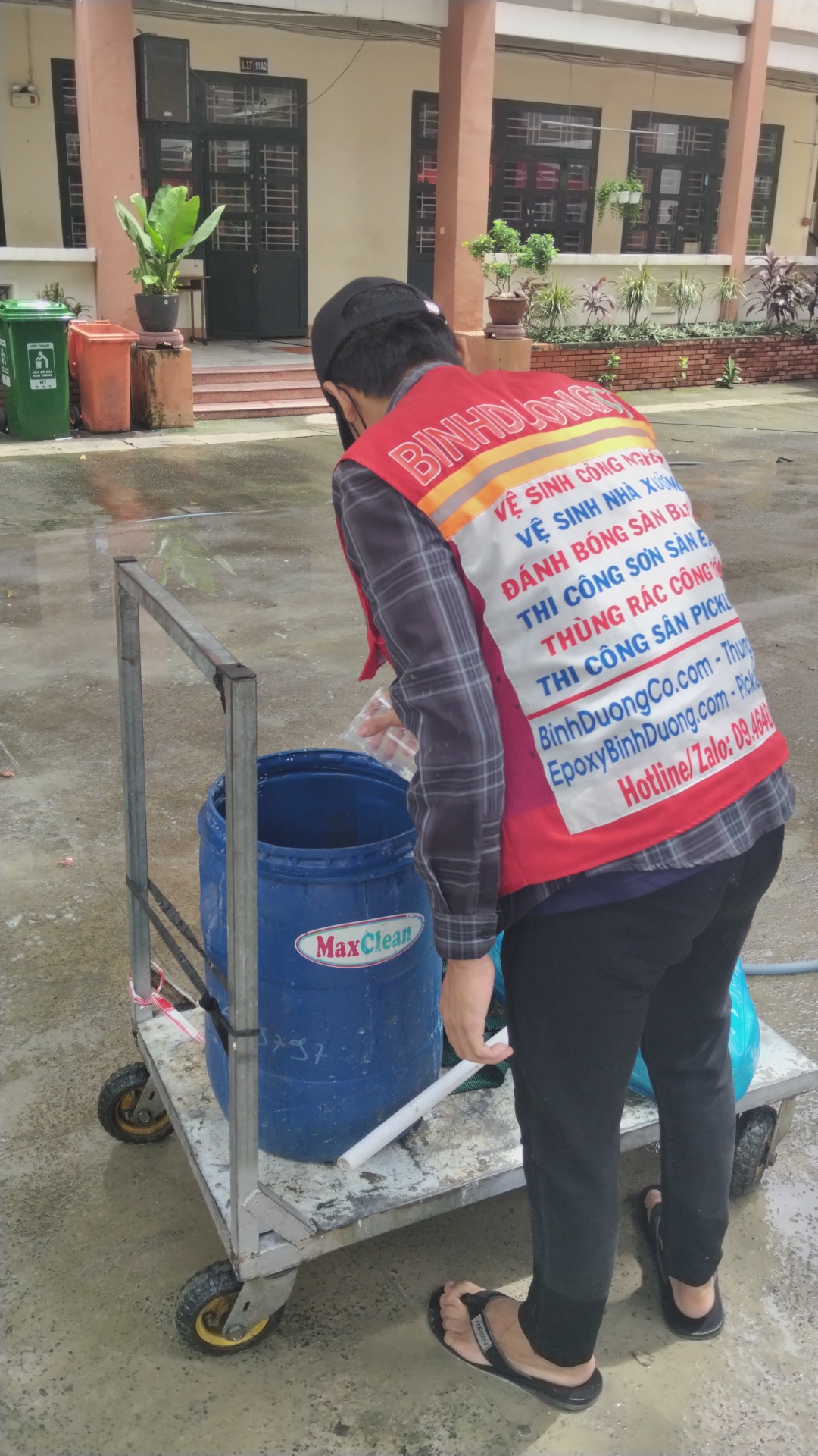 Thi Công Vệ Sinh Công Nghiệp Tẩy Rong Rêu Sân Trường THPT Nguyễn Hữu Huân – Thủ Đức – TPHCM