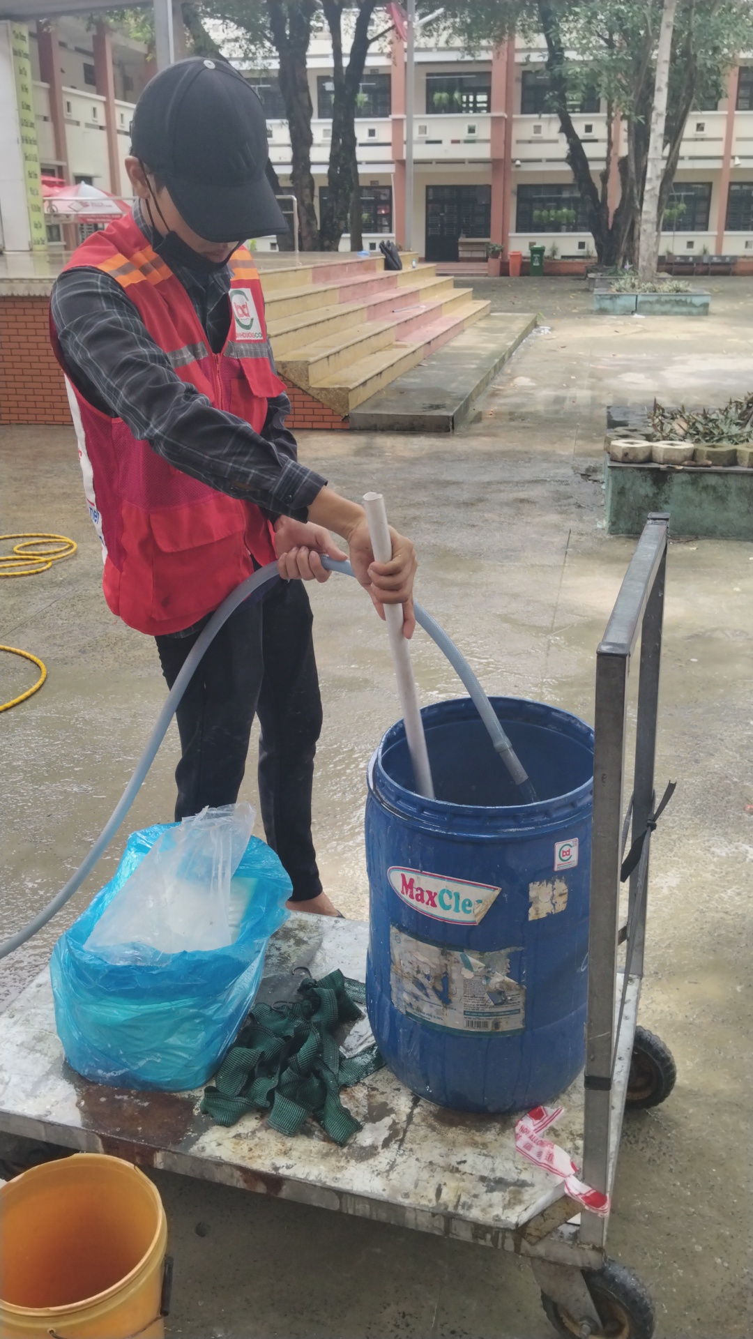 Thi Công Vệ Sinh Công Nghiệp Tẩy Rong Rêu Sân Trường THPT Nguyễn Hữu Huân – Thủ Đức – TPHCM