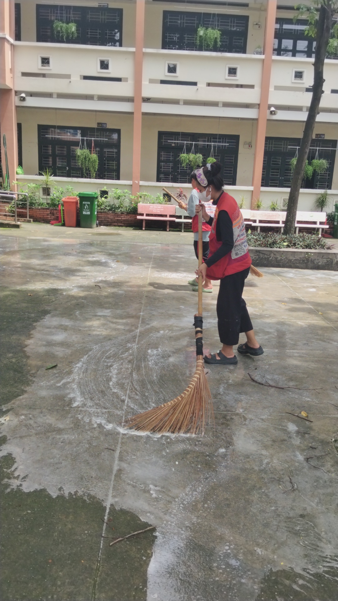 Thi Công Vệ Sinh Công Nghiệp Tẩy Rong Rêu Sân Trường THPT Nguyễn Hữu Huân – Thủ Đức – TPHCM