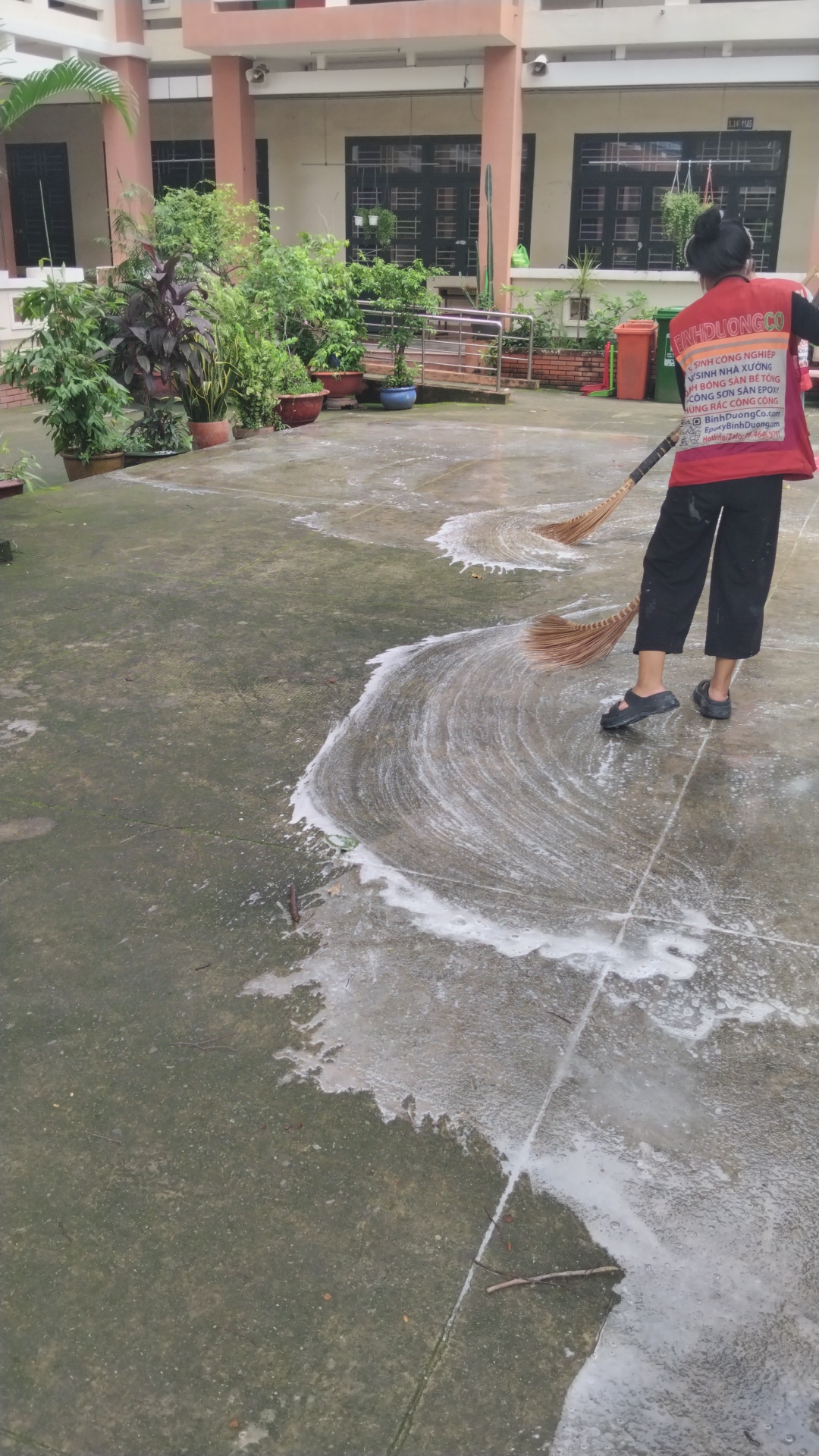 Thi Công Vệ Sinh Công Nghiệp Tẩy Rong Rêu Sân Trường THPT Nguyễn Hữu Huân – Thủ Đức – TPHCM