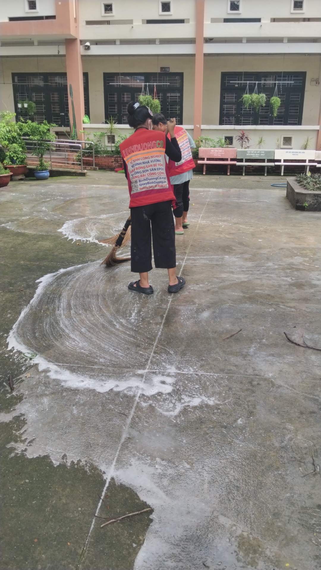 Thi Công Vệ Sinh Công Nghiệp Tẩy Rong Rêu Sân Trường THPT Nguyễn Hữu Huân – Thủ Đức – TPHCM